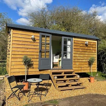 Hettie Luxury Shepherds Hut Semley Exterior photo