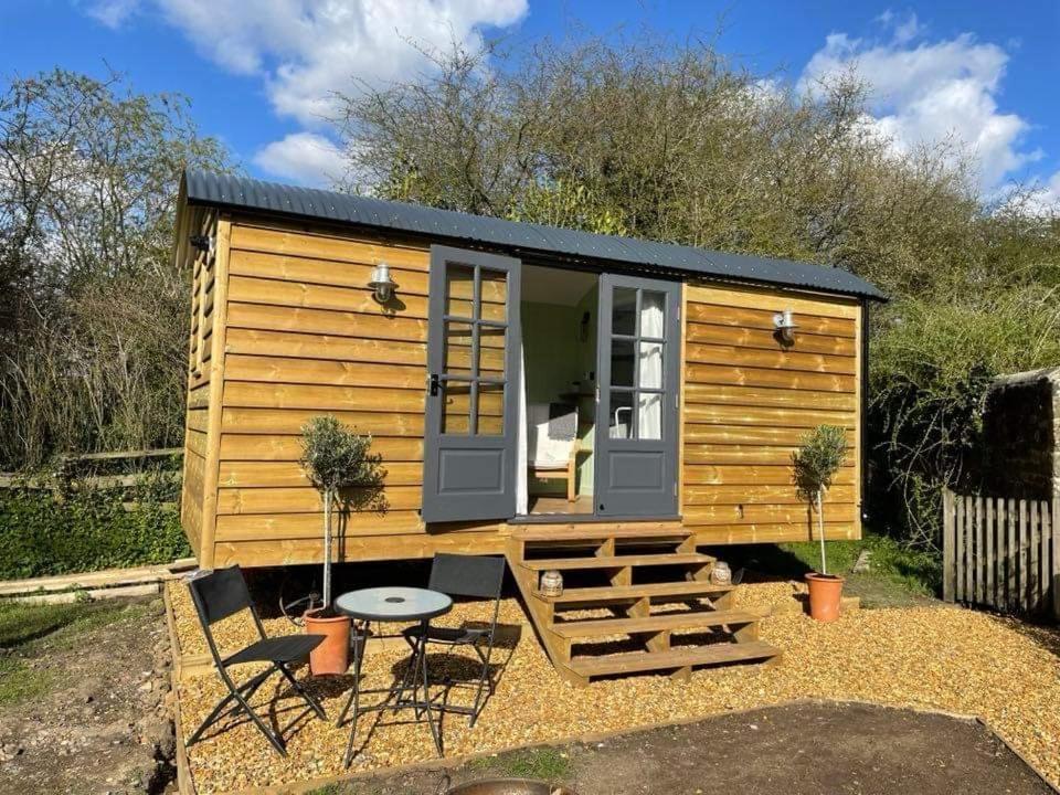 Hettie Luxury Shepherds Hut Semley Exterior photo