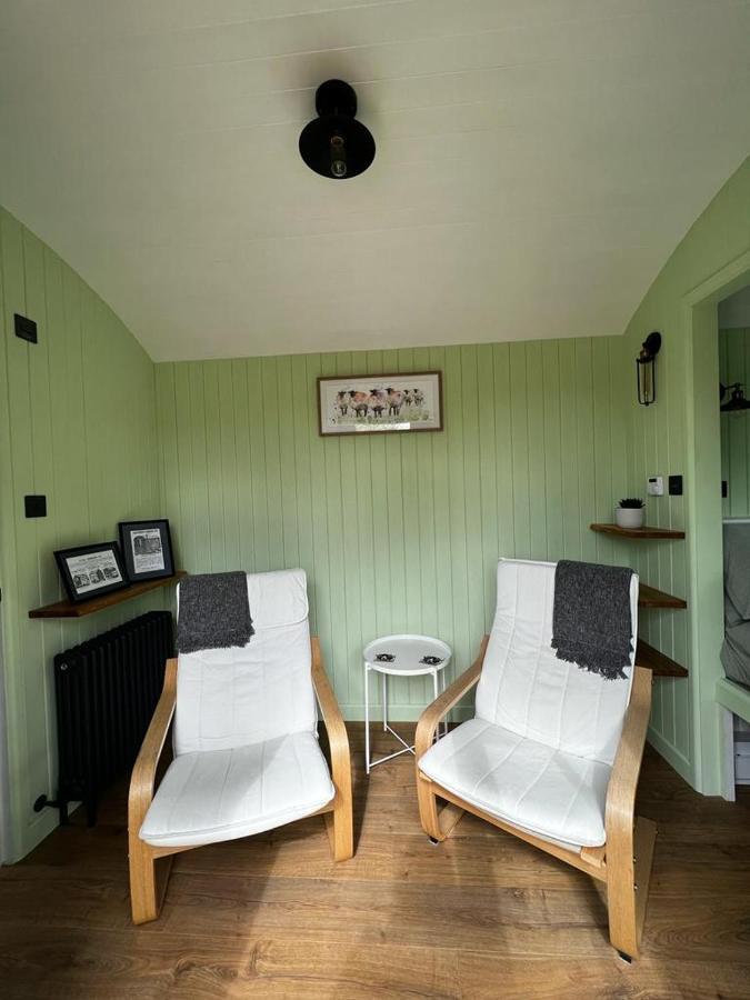 Hettie Luxury Shepherds Hut Semley Exterior photo